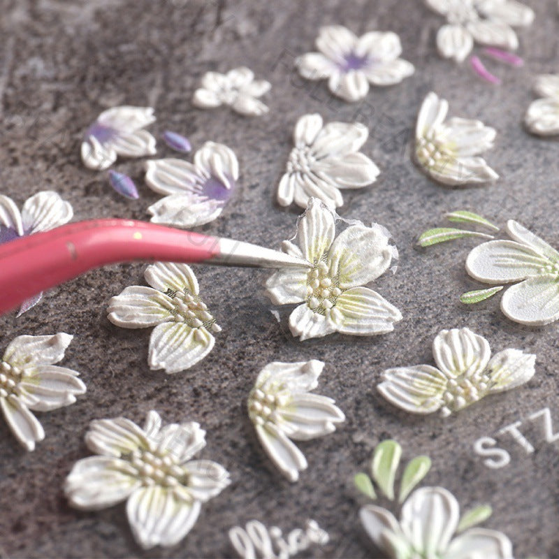 Avec des autocollants pour ongles frais et classiques à motif de camélia en fleurs