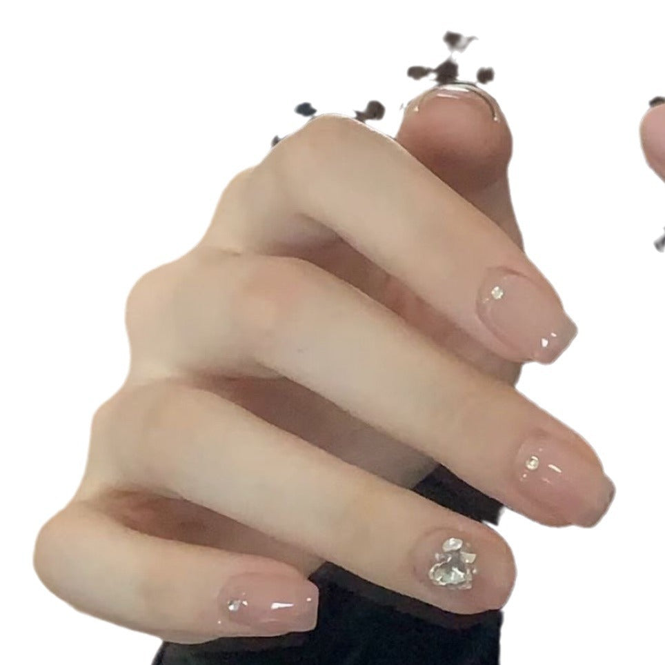 Portez une manucure douce couleur nude avec des autocollants pour ongles en strass