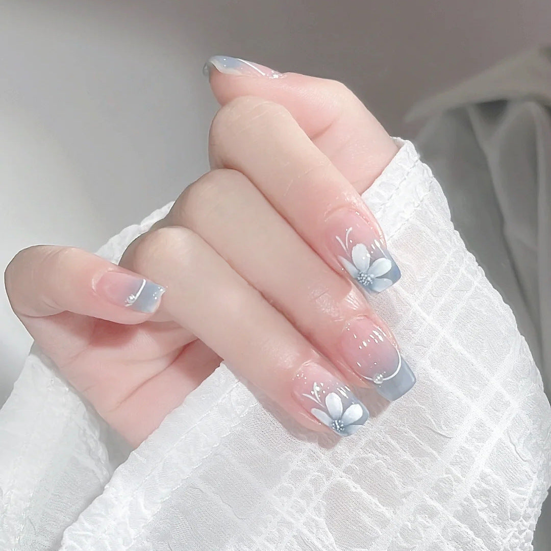 Nail Art détachable et doux avec finition en perles de fleurs blanches