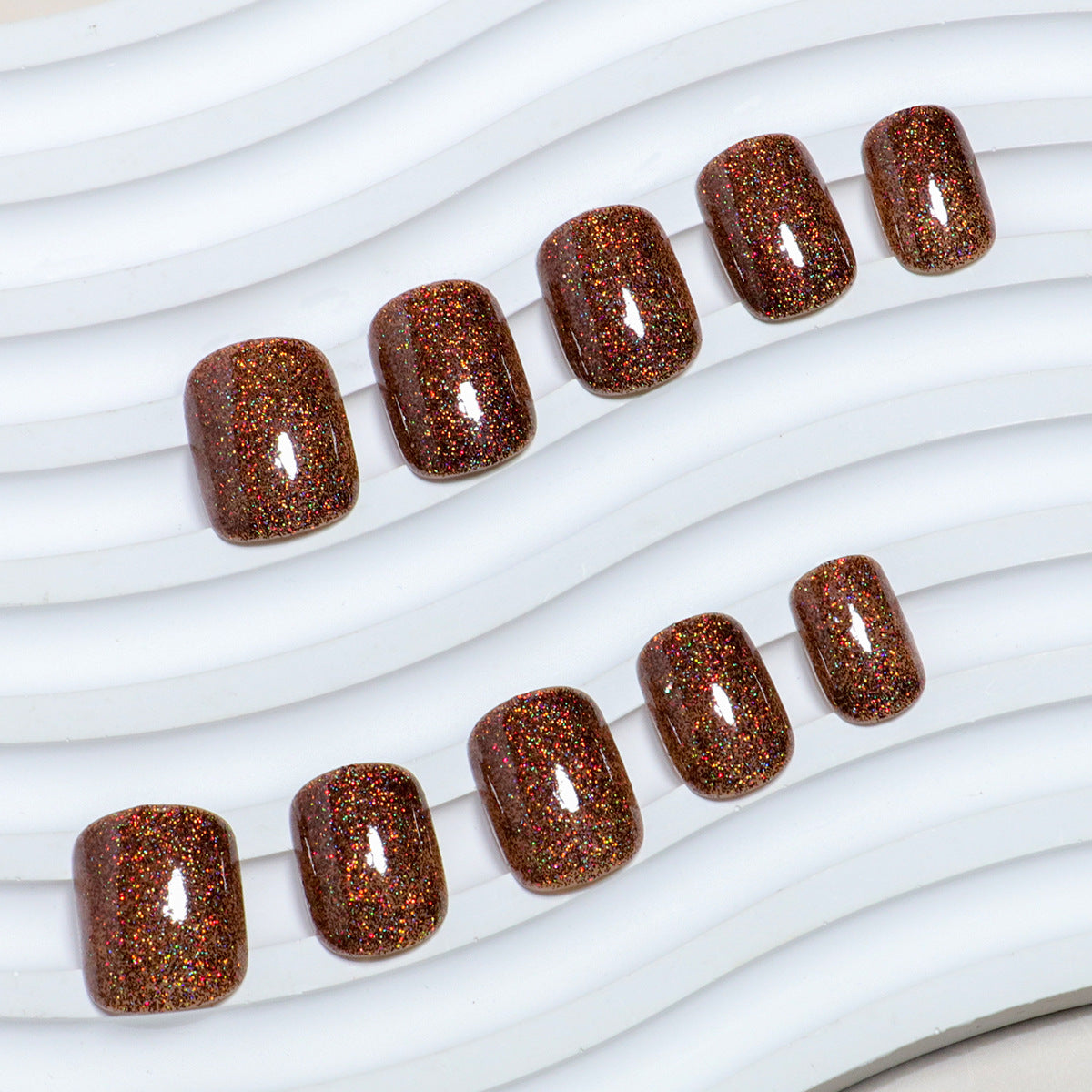 Faux ongles courts carrés marrons pour nail art