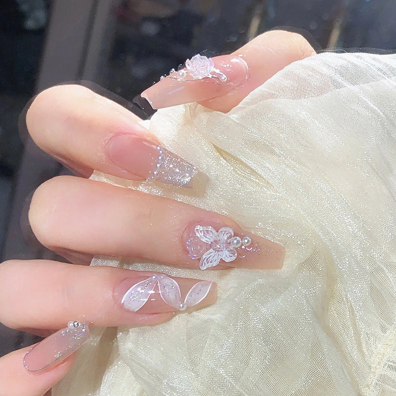 Nail Art fini avec des pointes de paillettes papillon en forme de diamant dans les débris