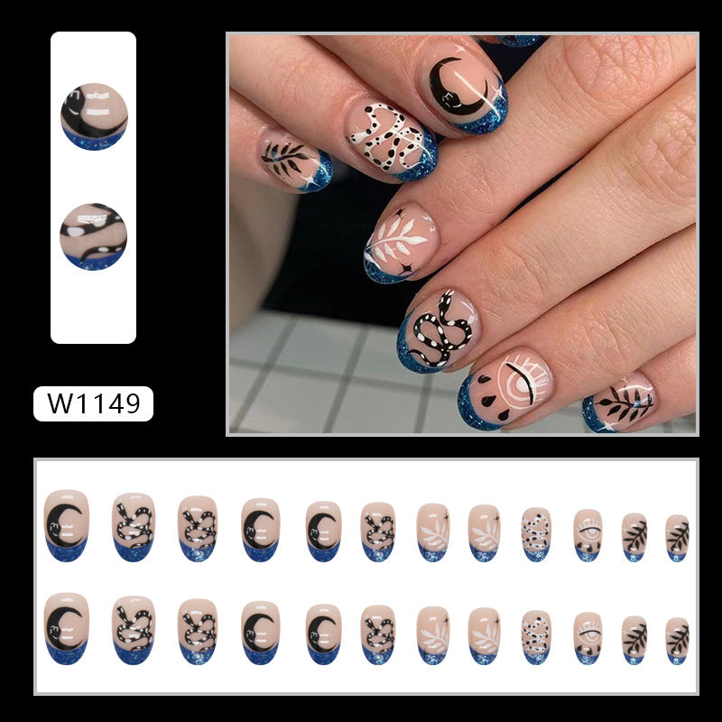 Manucure tendance et tendance, joli nail art floral en forme de cœur ondulé