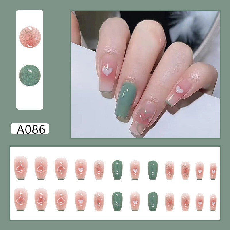 Faux ongles courts d'été avec de la colle à ongles