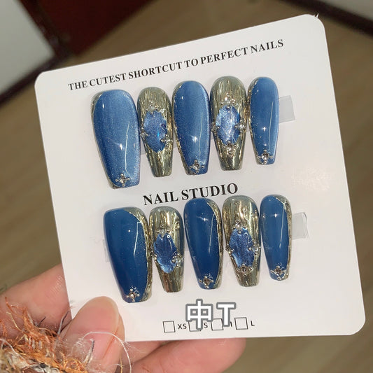 Nail art Miracle Meow avec un chat bleu qui porte des pointes