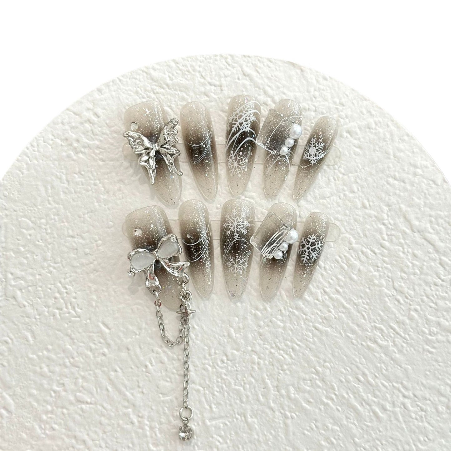 Porter un patch détachable, un nœud, un pompon, des strass, un nail art