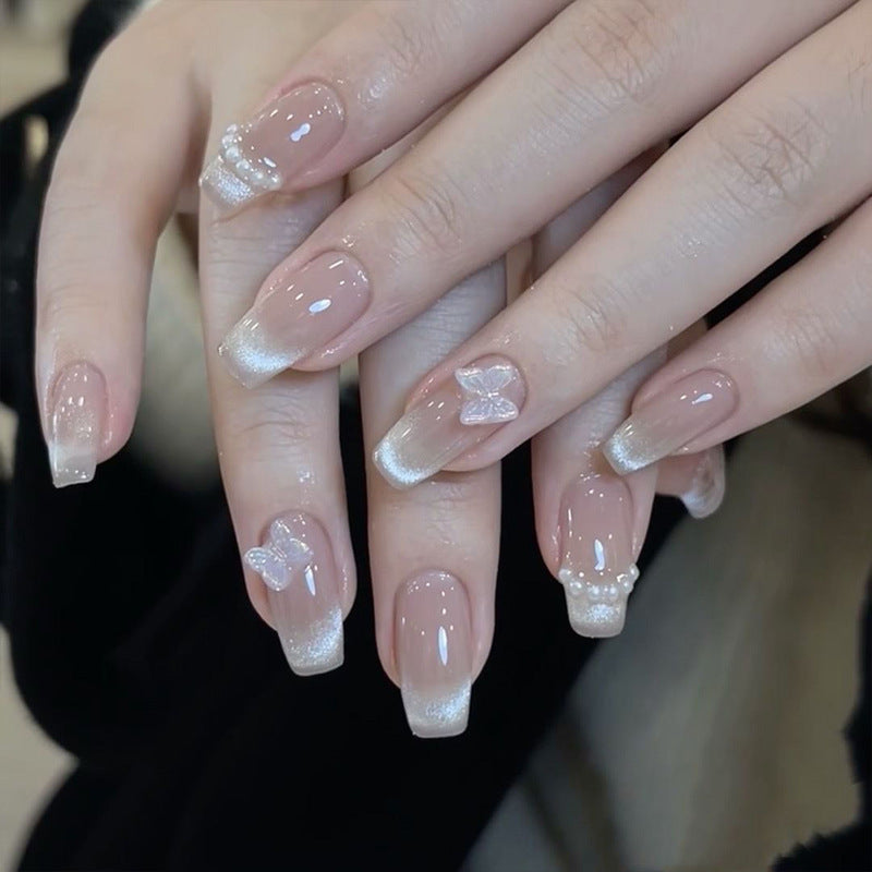 Nail Art fini avec des pointes de paillettes papillon en forme de diamant dans les débris