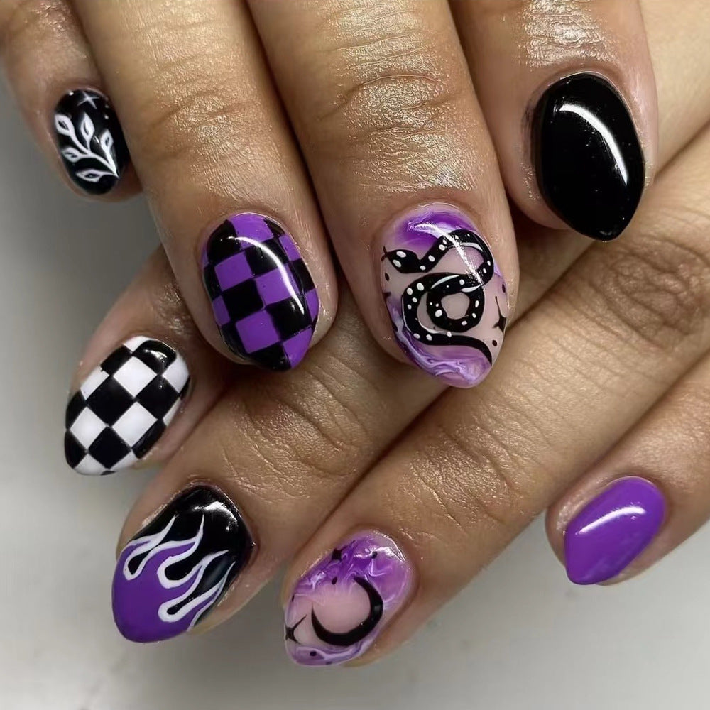 Nail art en damier avec motif étoile lune et serpents simulés