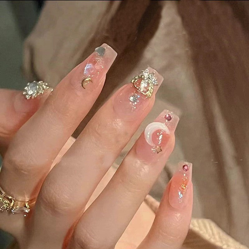 Nail Art fini avec des pointes de paillettes papillon en forme de diamant dans les débris