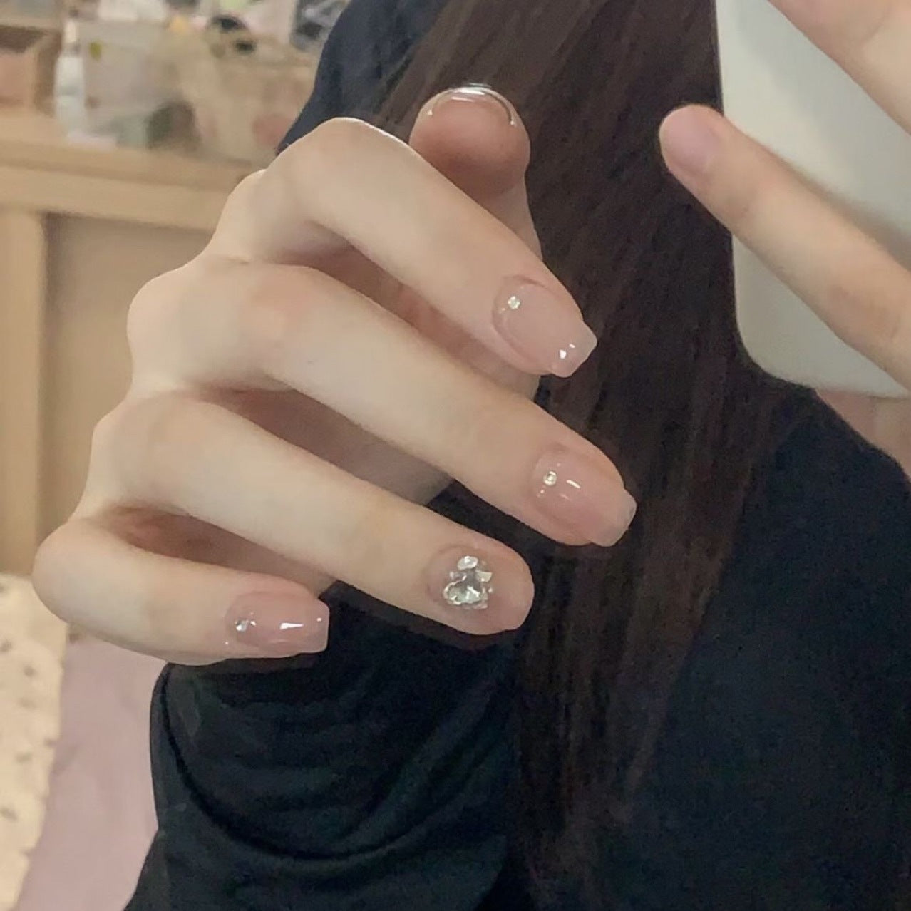 Portez une manucure douce couleur nude avec des autocollants pour ongles en strass