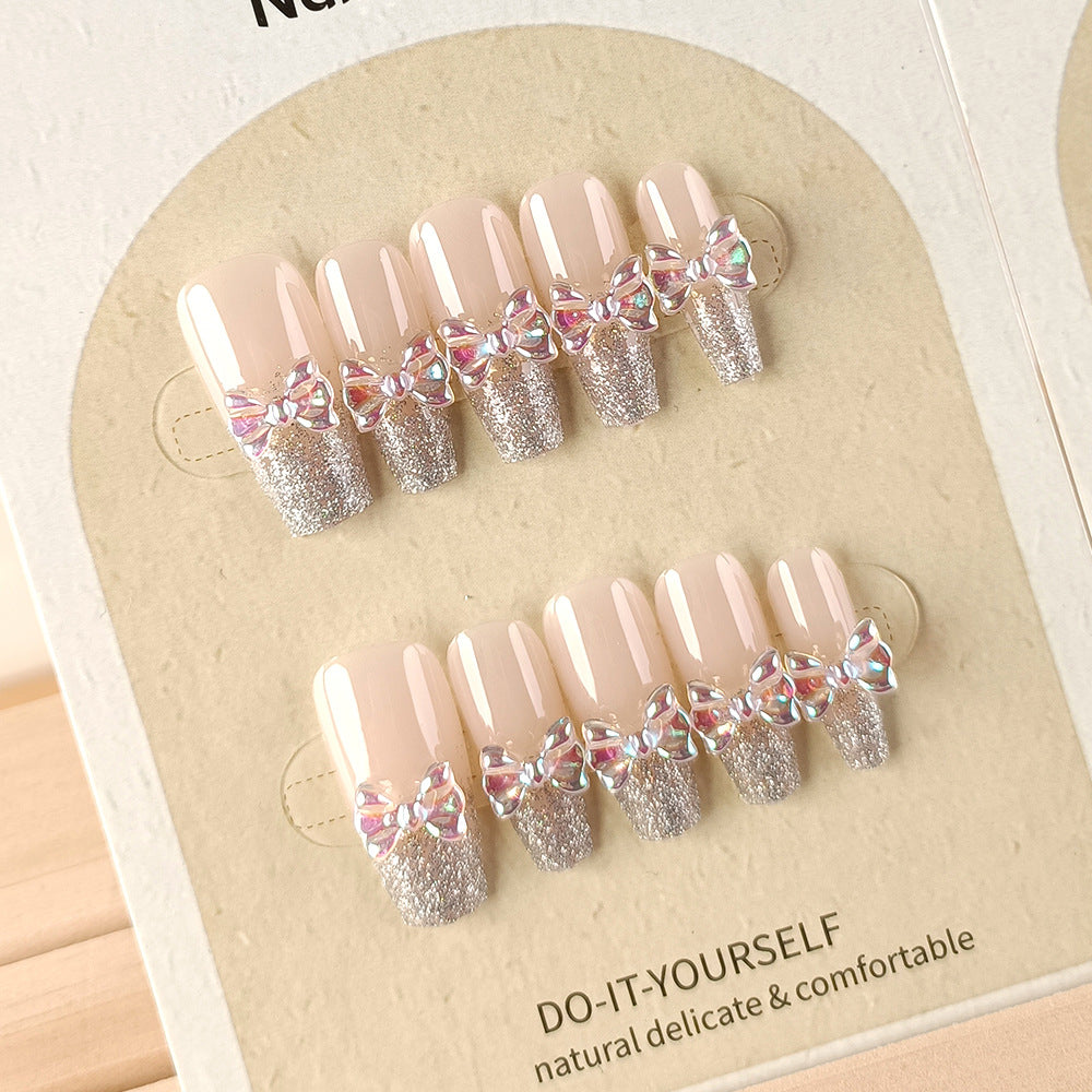 Nail Art élégant avec nœud éclair et taille thérapeutique