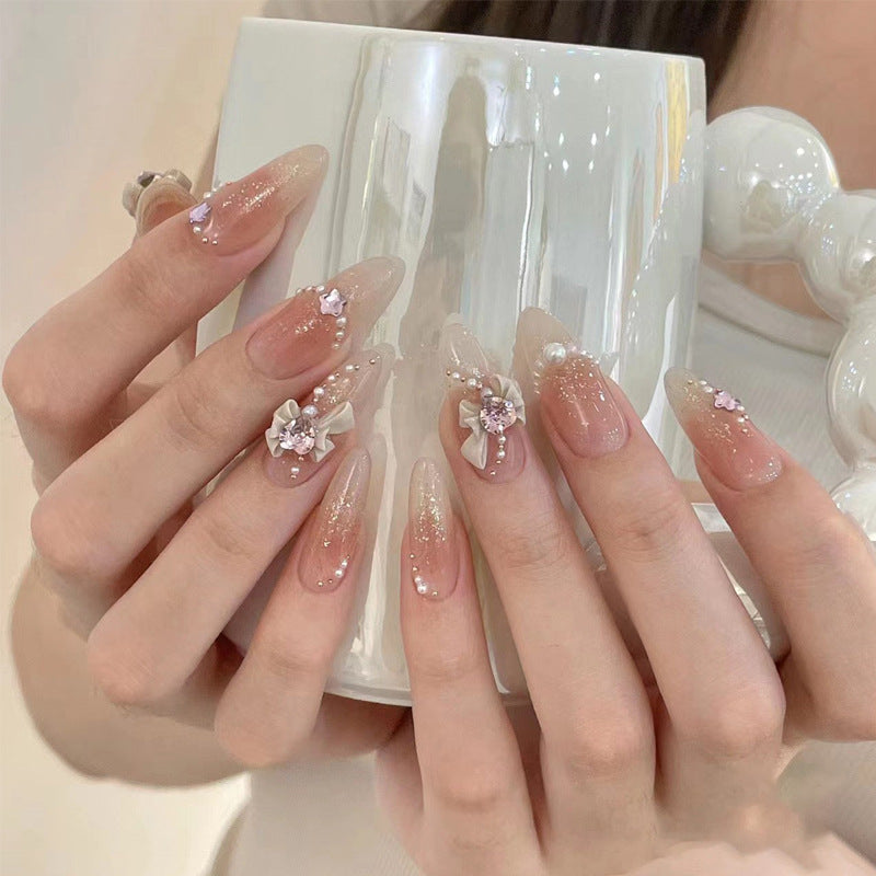 Nail Art fini avec des pointes de paillettes papillon en forme de diamant dans les débris