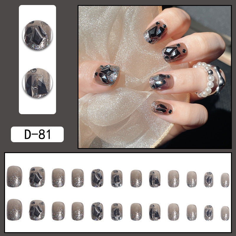 Porter une manucure à pointe Pure Desire Hot Nail Art