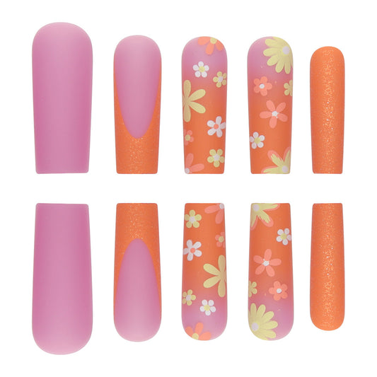 Manucure française mate orange avec patch de petites fleurs colorées et nail art fini