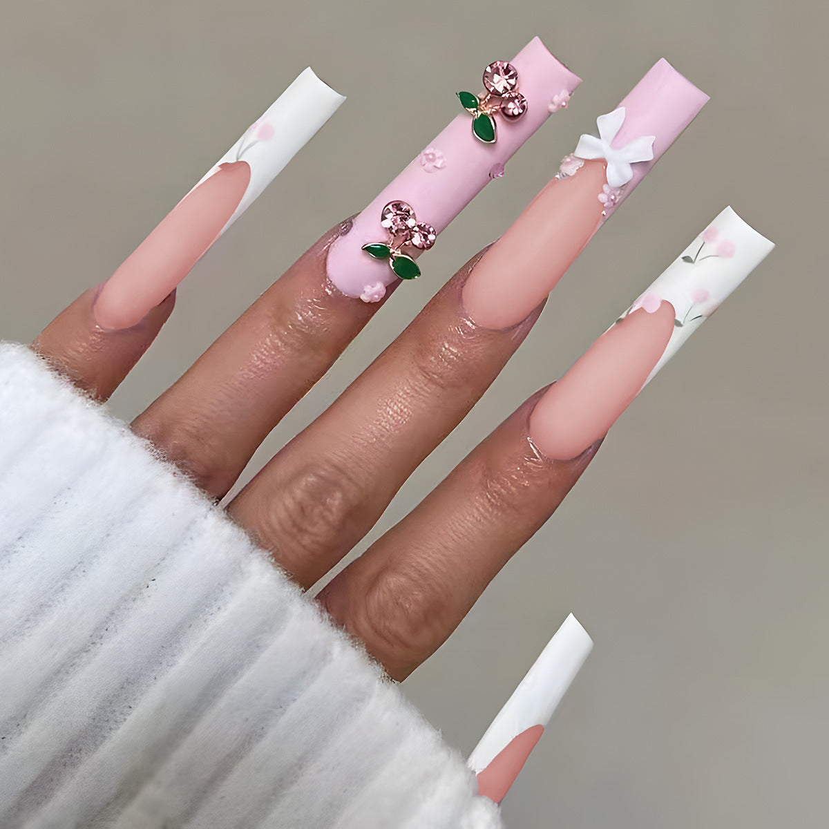 Nail art en forme de cerise avec nœud en diamant et usure de la pipe à eau