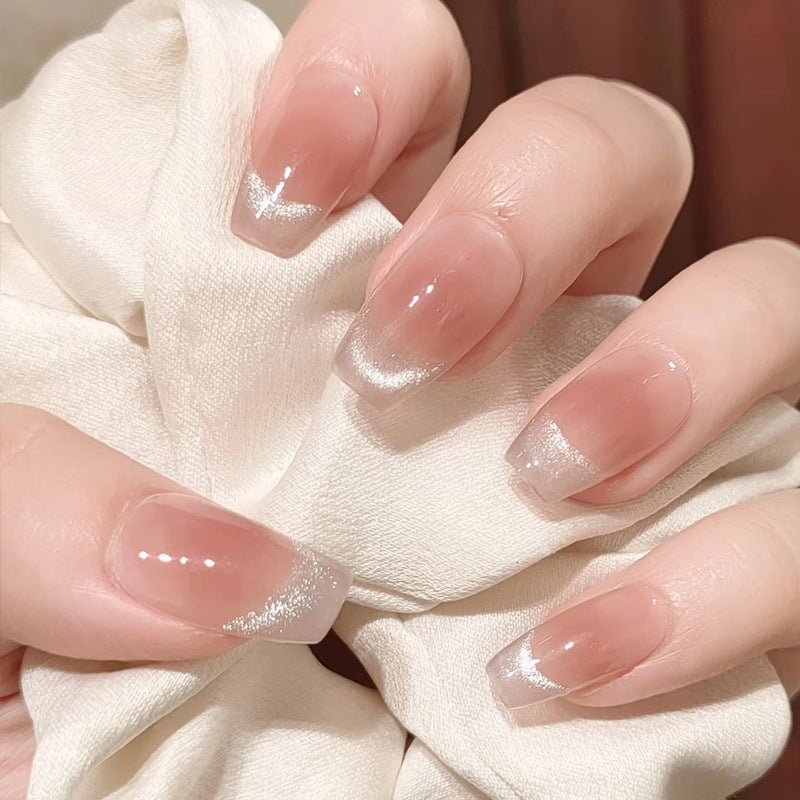 Nail Art fini avec des pointes de paillettes papillon en forme de diamant dans les débris