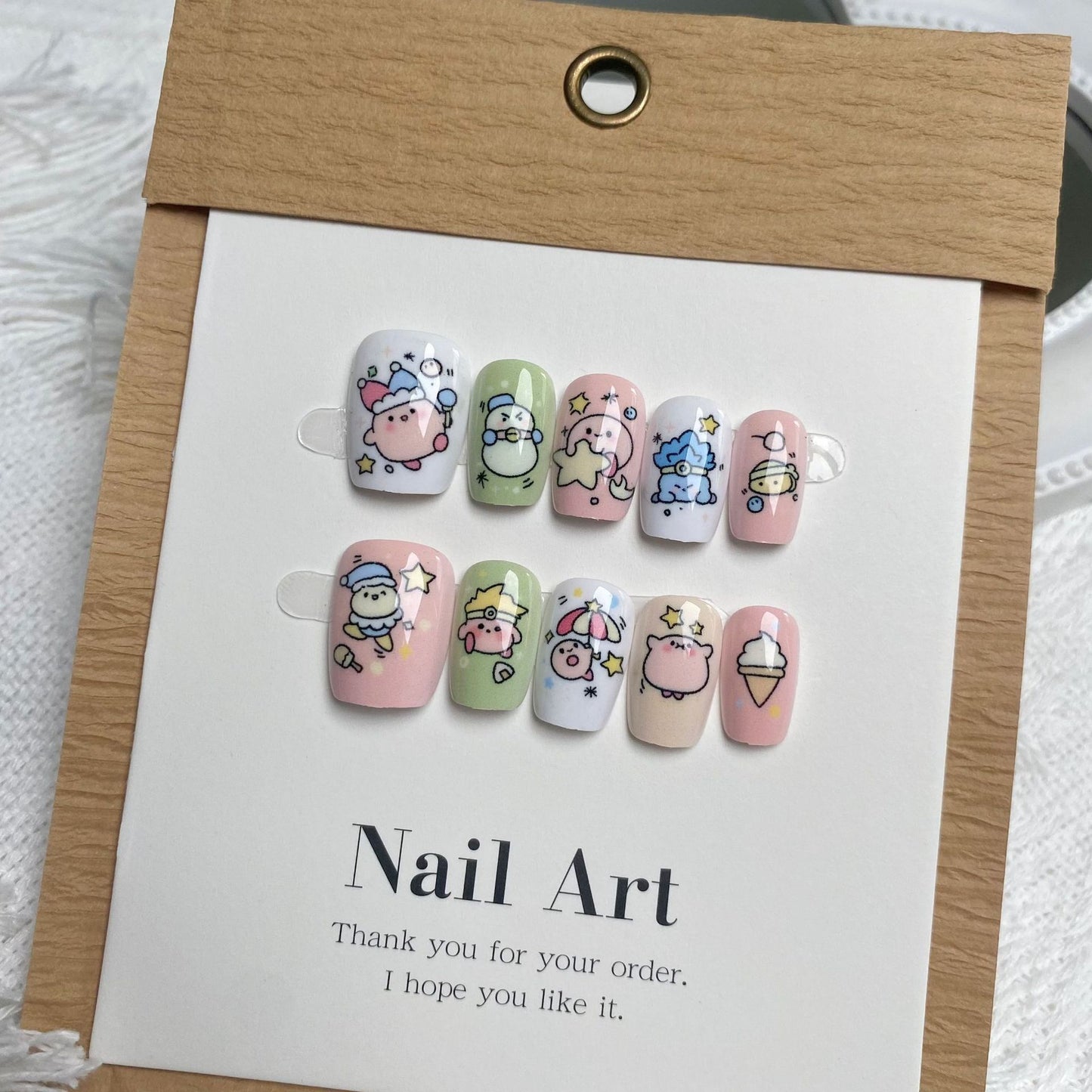 Dessin animé lapin caramel portant un joli coeur nail art