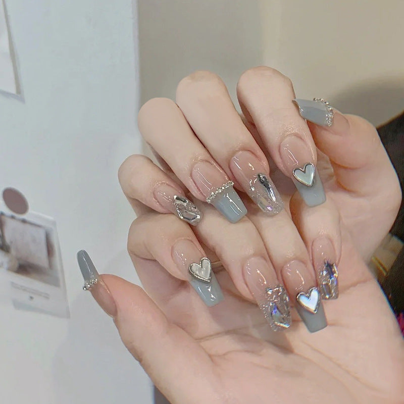 Pièce de nail art avec finition transparente en couleur glace et simplicité française