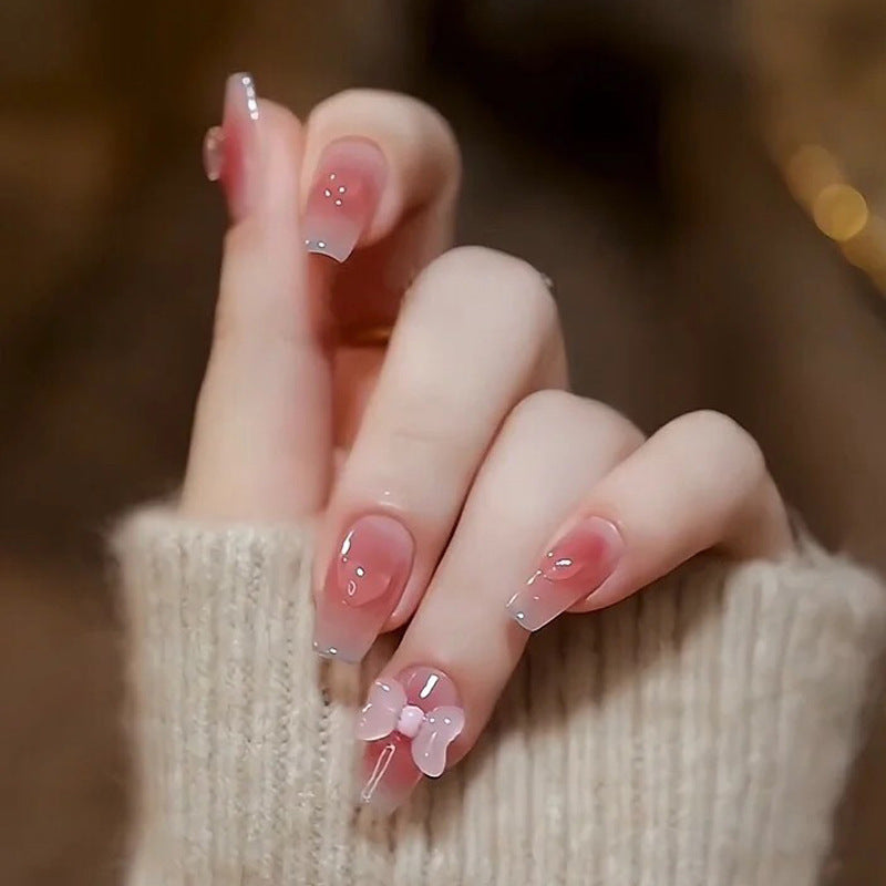 Pièce de nail art avec finition transparente en couleur glace et simplicité française