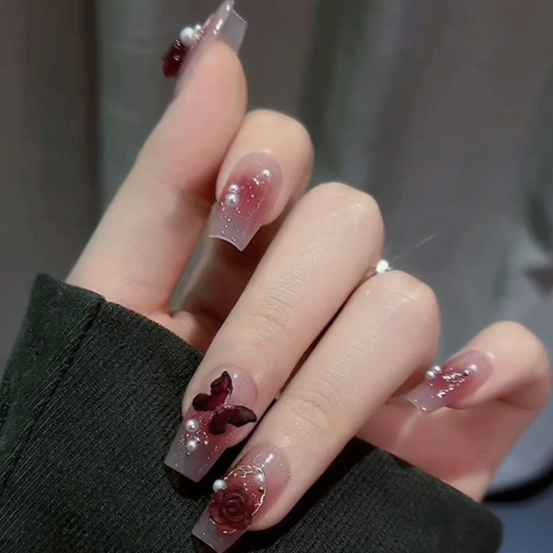 Pièce de nail art avec finition transparente en couleur glace et simplicité française