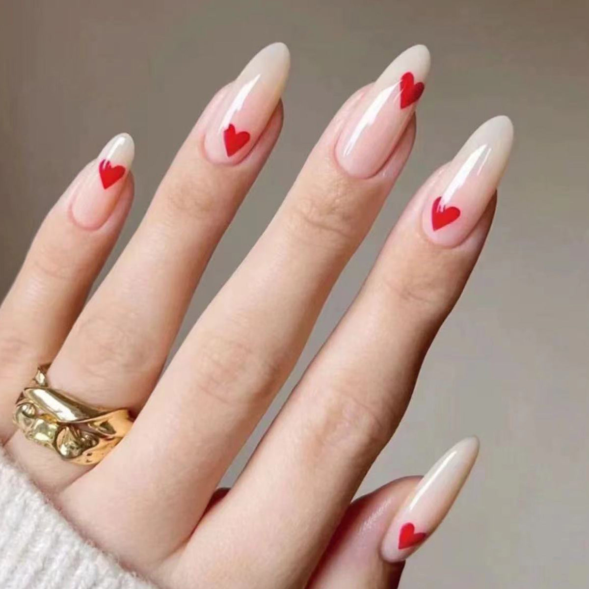 Nail Art simple avec des gouttes d'eau en forme de petit cœur et des amandes