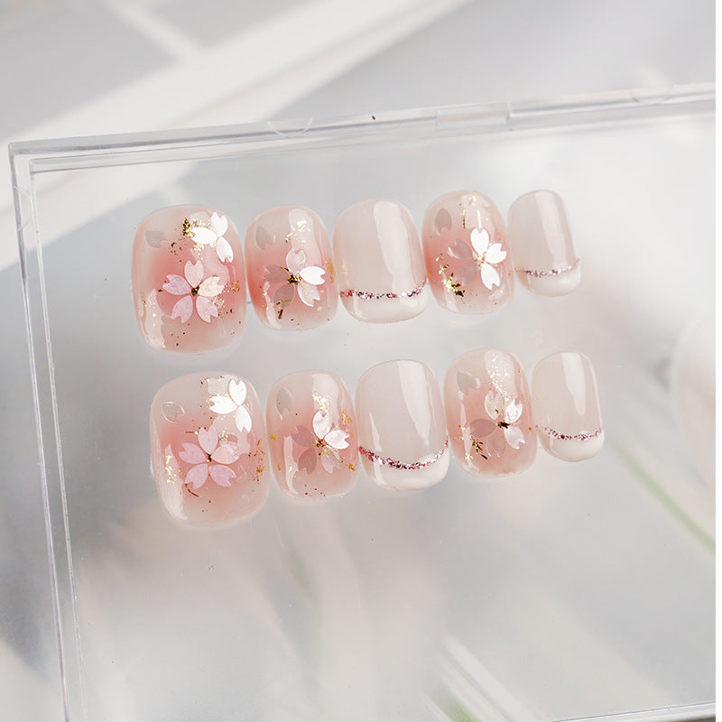 Nail Art avancé français fait main, court et doux, avec des fleurs de cerisier roses