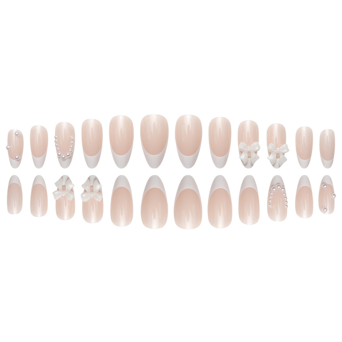 Faux ongles pointus couleur chair avec nœud en perles et nail art nude