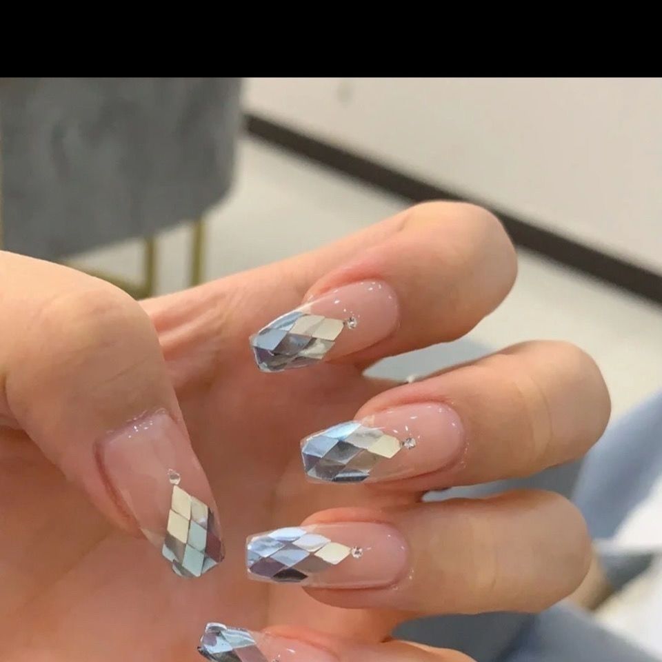 Nail Art dégradé bleu eau en forme de diamant à paillettes sirène