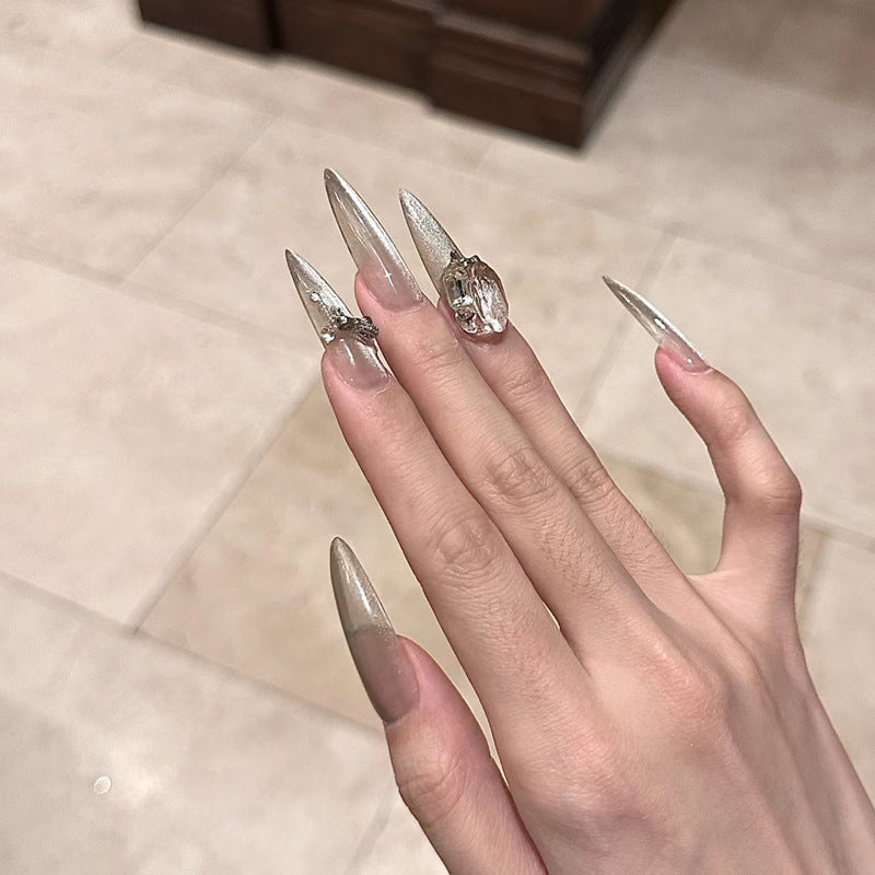 Nail Art fait main à la française avec finition longue