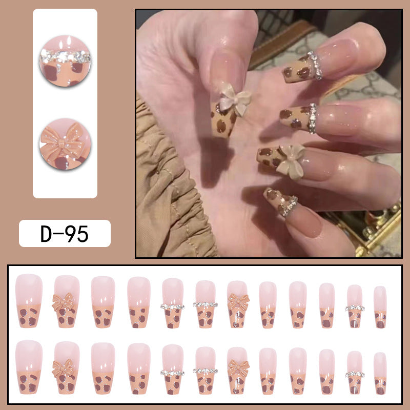 Porter une manucure à pointe Pure Desire Hot Nail Art