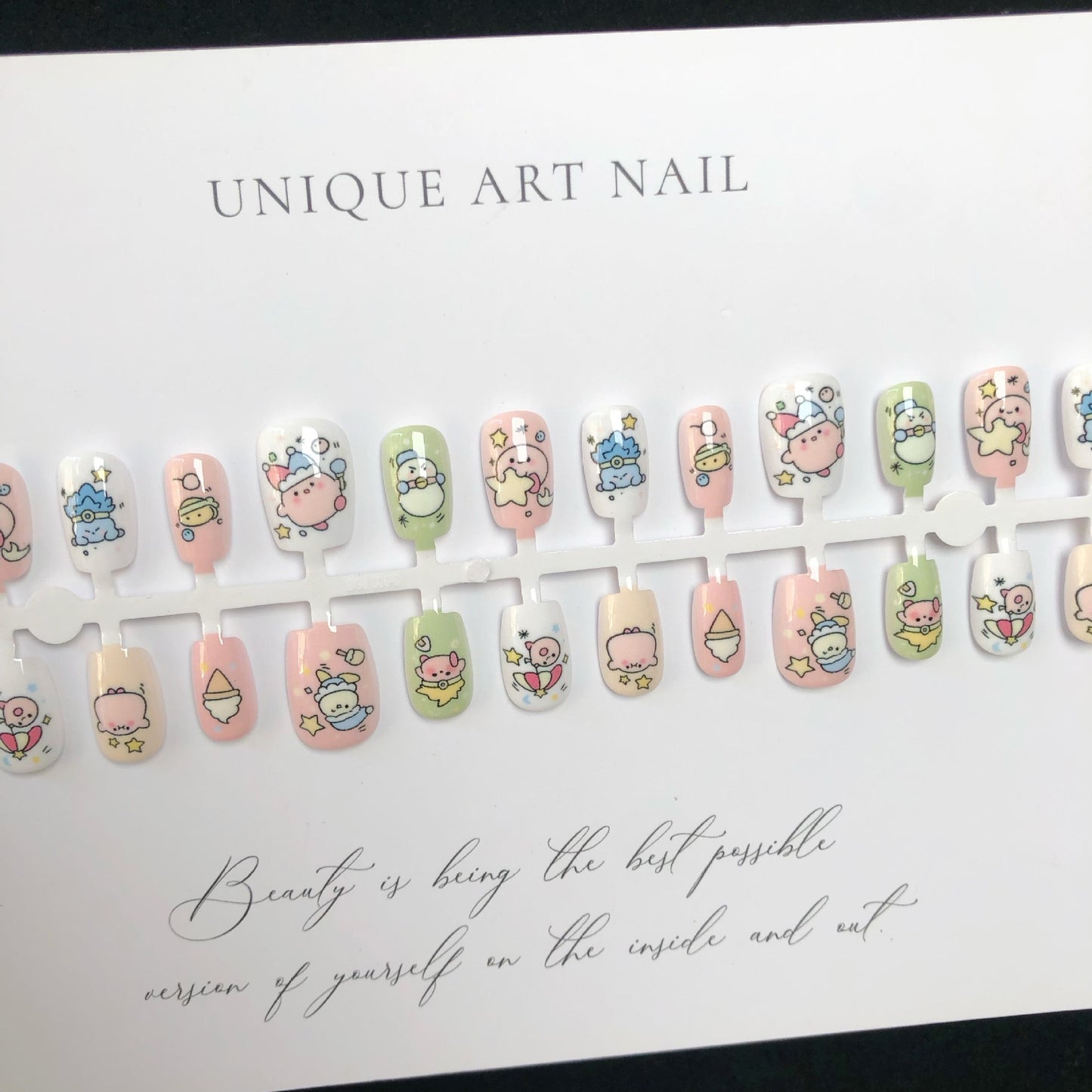 Dessin animé lapin caramel portant un joli coeur nail art