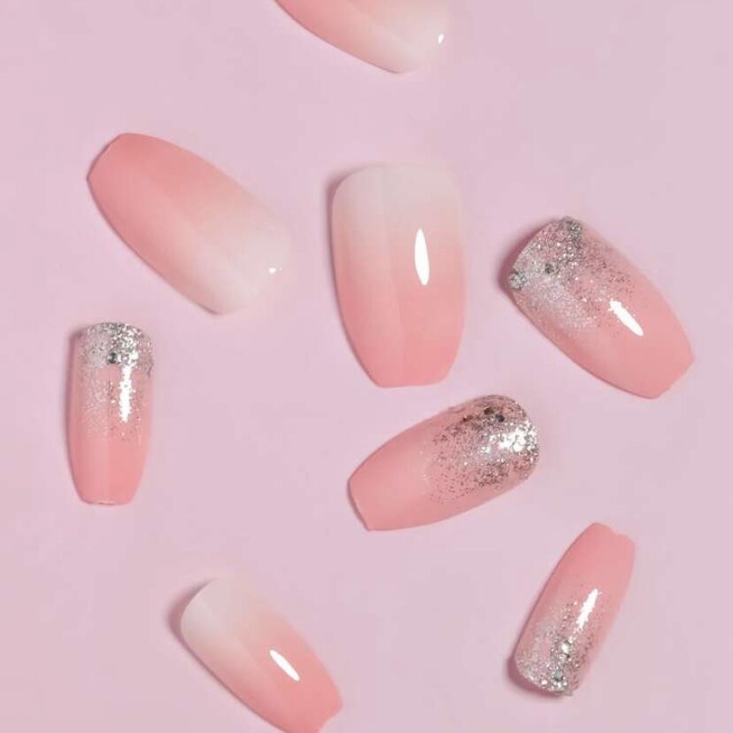 Nail Art en poudre scintillante dégradée rose clair avec cercueil