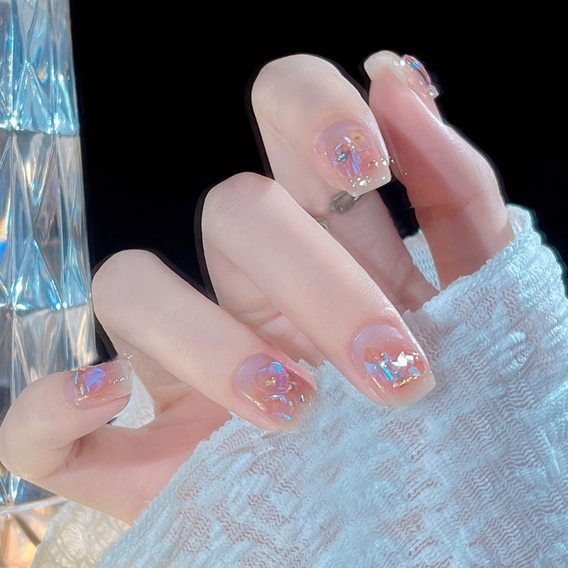 Pièce de nail art avec finition transparente en couleur glace et simplicité française