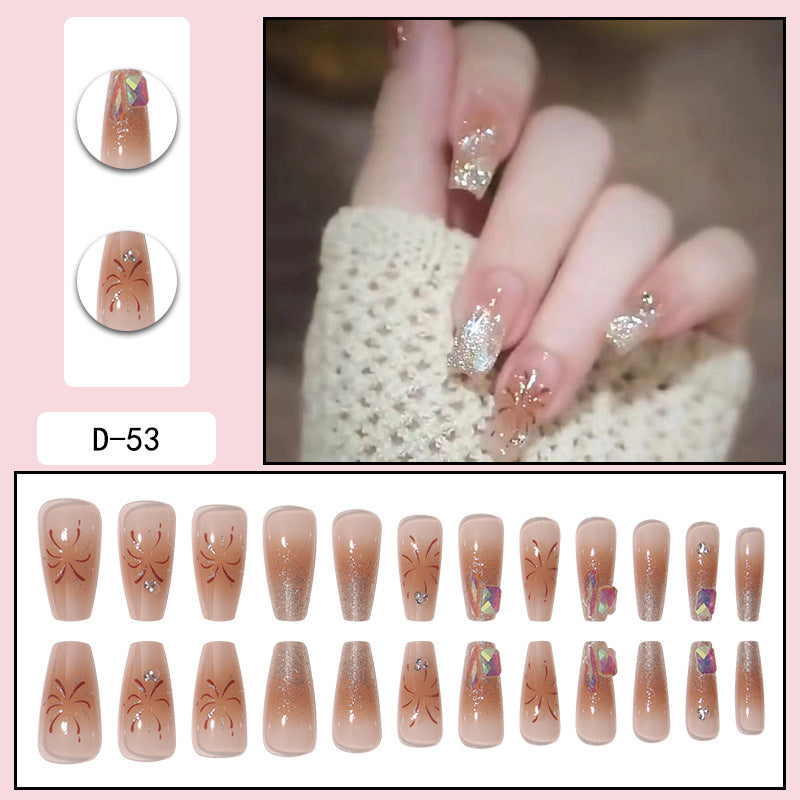 Porter une manucure à pointe Pure Desire Hot Nail Art