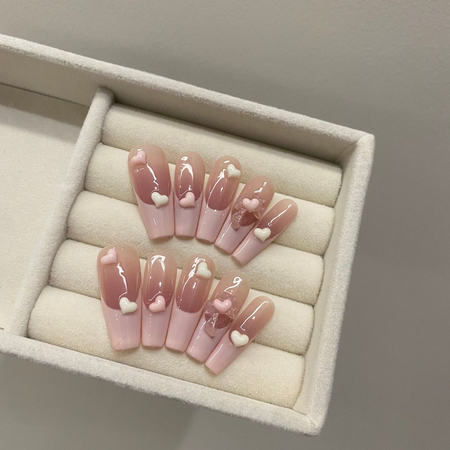 Autocollants pour ongles en forme de cœur et de nœud papillon en stéréo vidéo