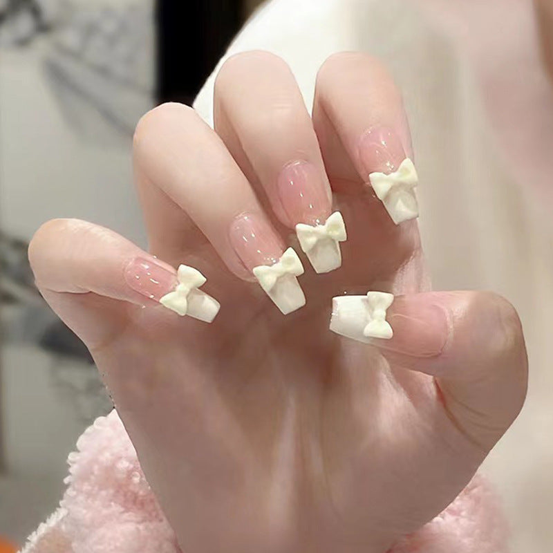 Nail Art fini avec des pointes de paillettes papillon en forme de diamant dans les débris