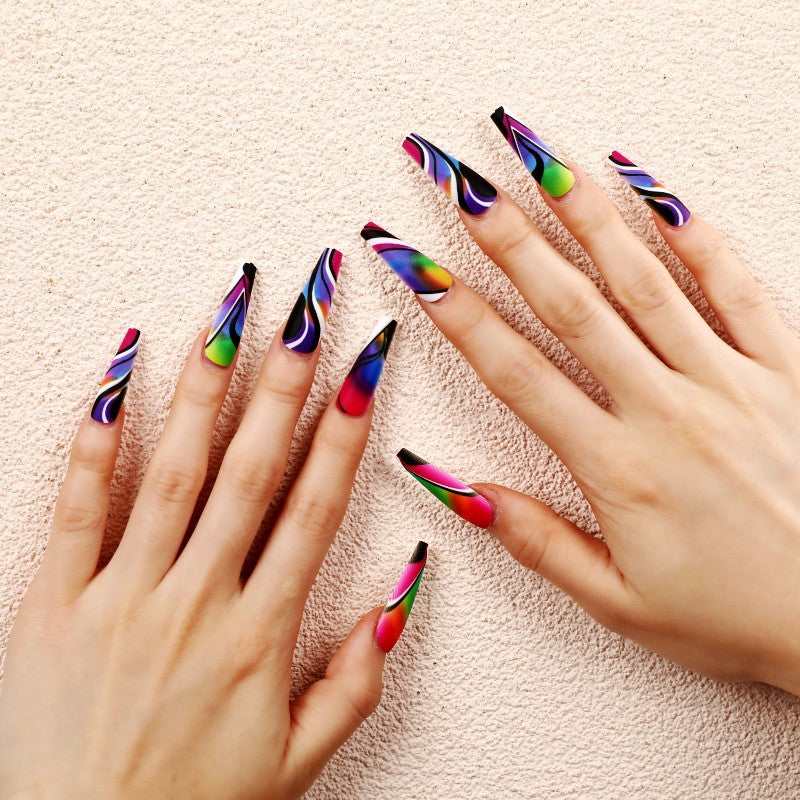 Nail art avec des lignes arc-en-ciel noires et blanches