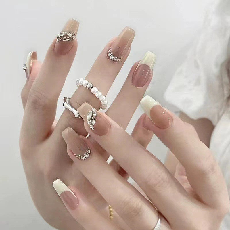 Pièce de nail art avec finition transparente en couleur glace et simplicité française