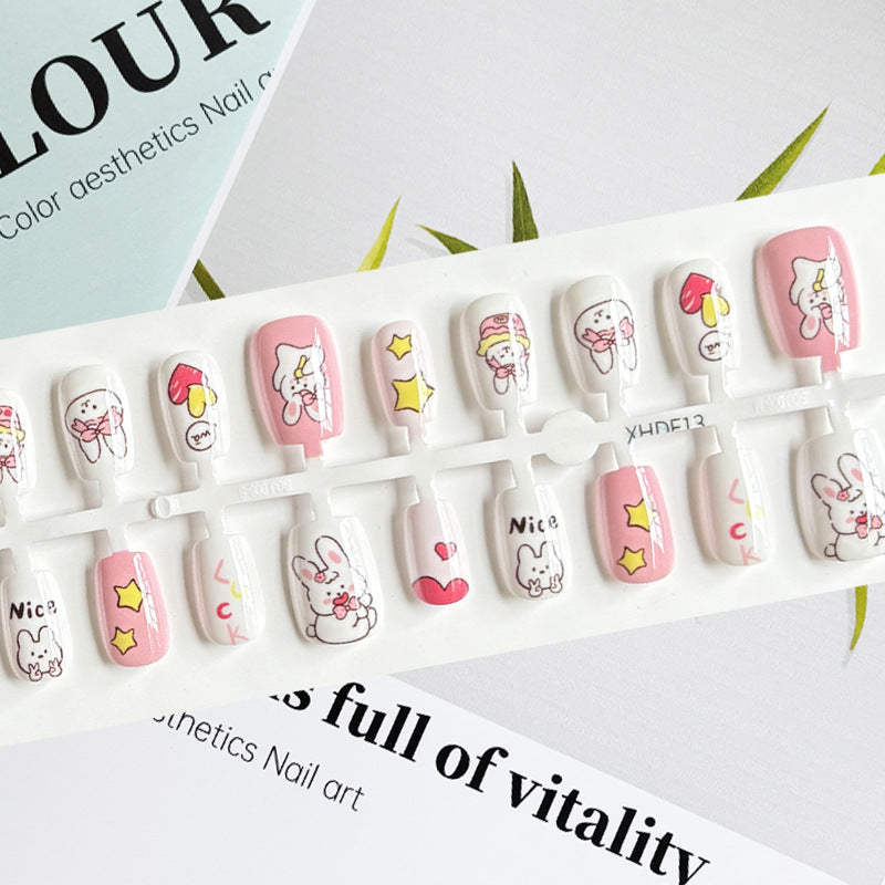 Nail art rose frais avec dessin animé de lapin