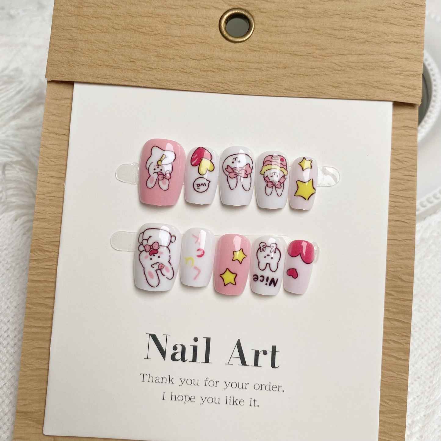 Dessin animé lapin caramel portant un joli coeur nail art