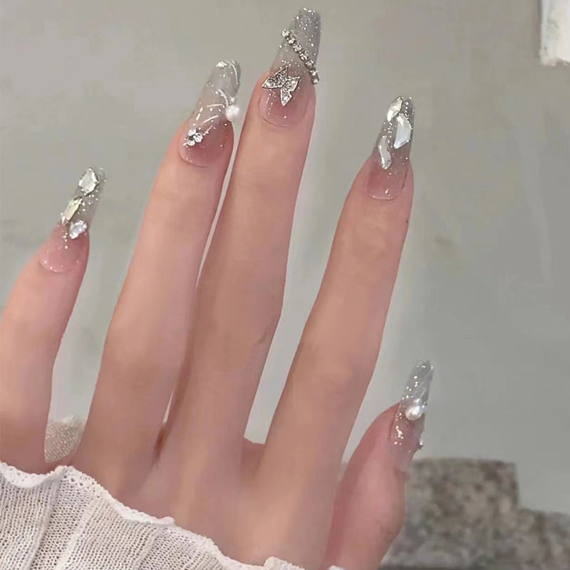 Nail Art fini avec des pointes de paillettes papillon en forme de diamant dans les débris