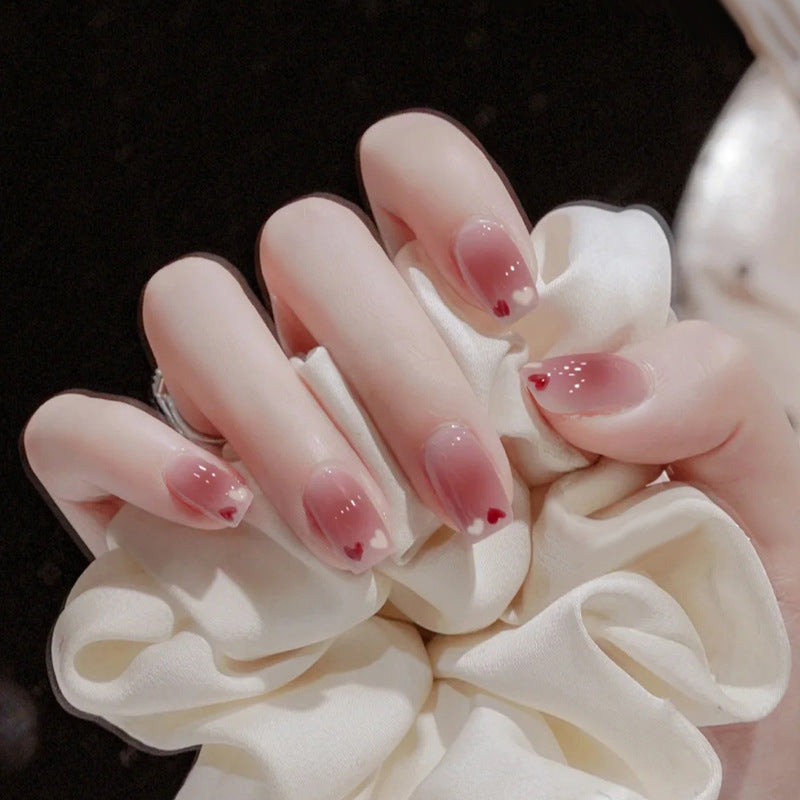 Pièce de nail art avec finition transparente en couleur glace et simplicité française