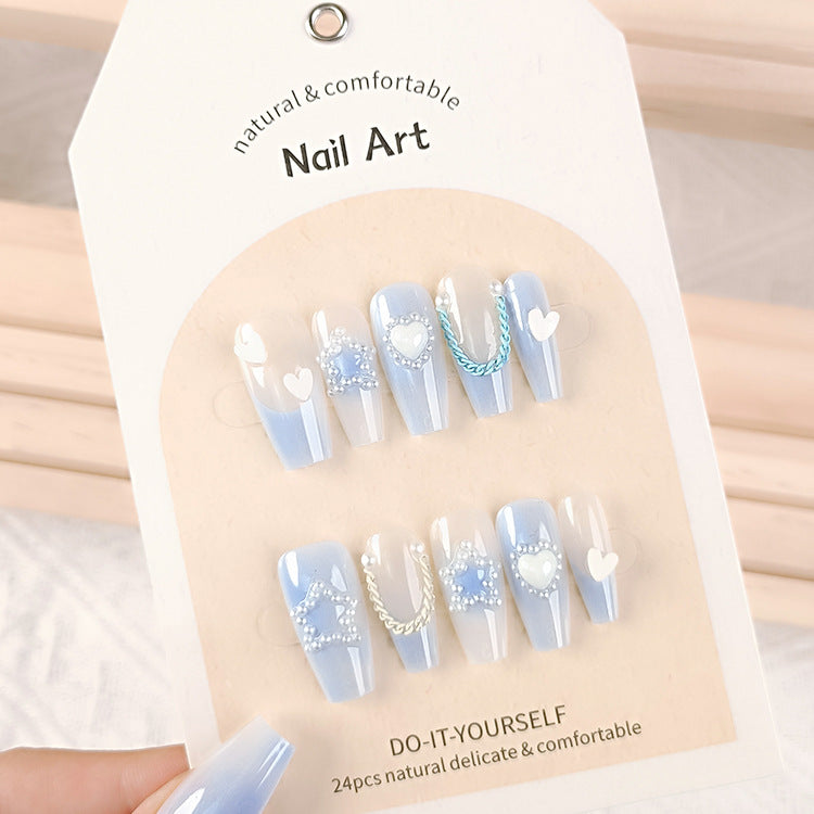 Portez de faux ongles et faites-vous faire une beauté avec du vernis à ongles