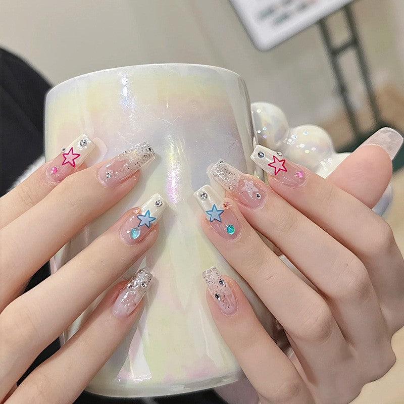 Nail Art fini avec des pointes de paillettes papillon en forme de diamant dans les débris