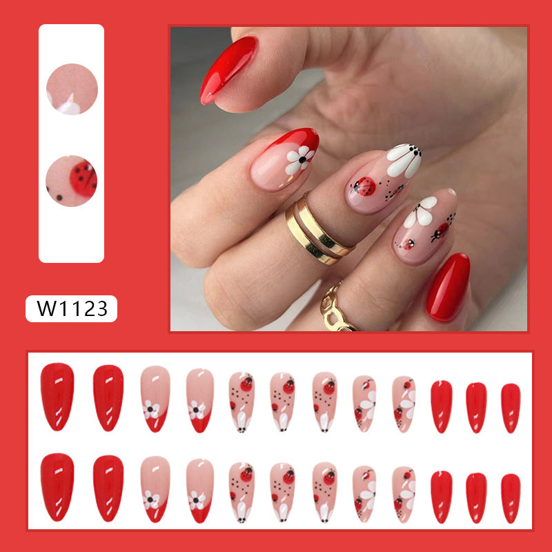 Manucure tendance et tendance, joli nail art floral en forme de cœur ondulé