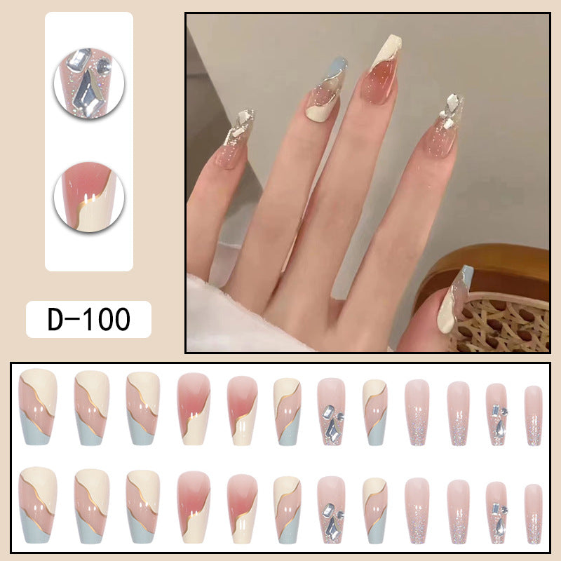 Porter une manucure à pointe Pure Desire Hot Nail Art