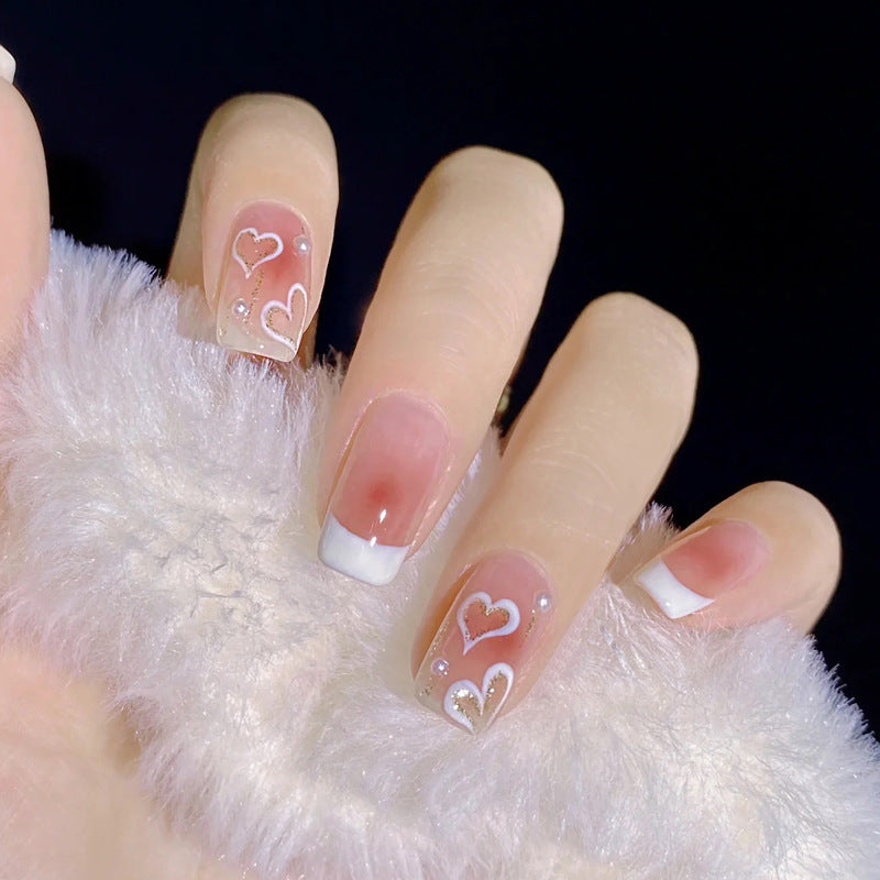 Pièce de nail art avec finition transparente en couleur glace et simplicité française