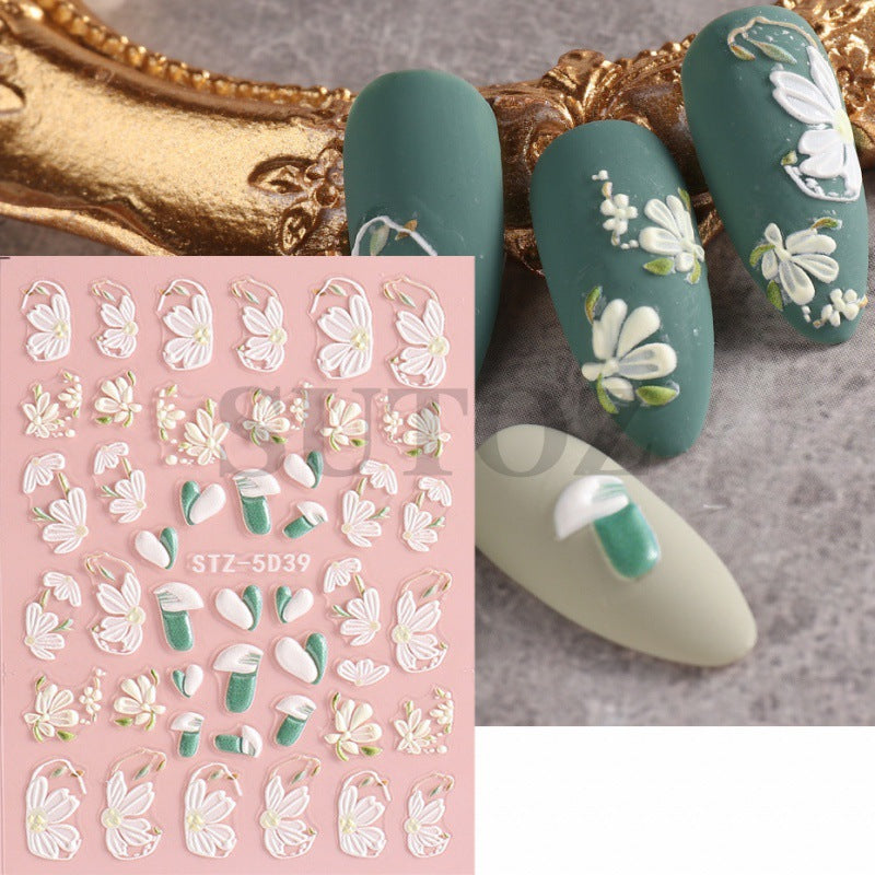 Avec des autocollants pour ongles frais et classiques à motif de camélia en fleurs