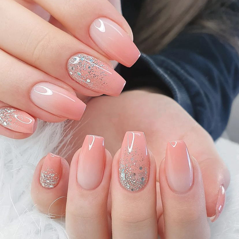 Nail Art en poudre scintillante dégradée rose clair avec cercueil