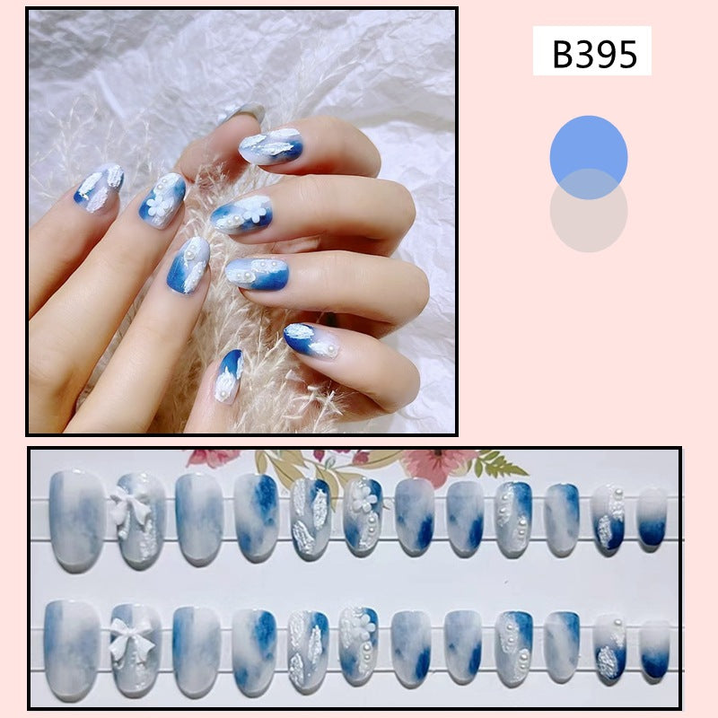 Manucure simple et quotidienne, nail art blanc élégant à la main