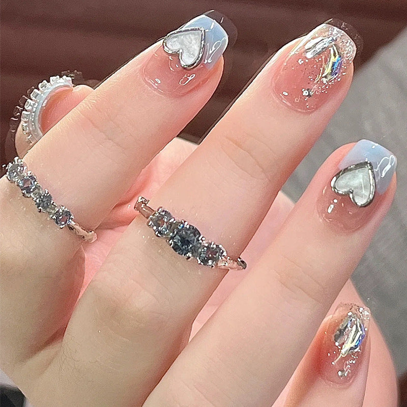 Pièce de nail art avec finition transparente en couleur glace et simplicité française